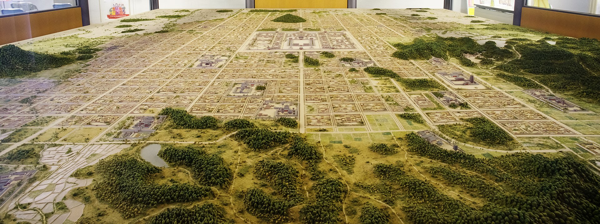 藤原京の復元模型（橿原市藤原京資料室所蔵）。南側から見る