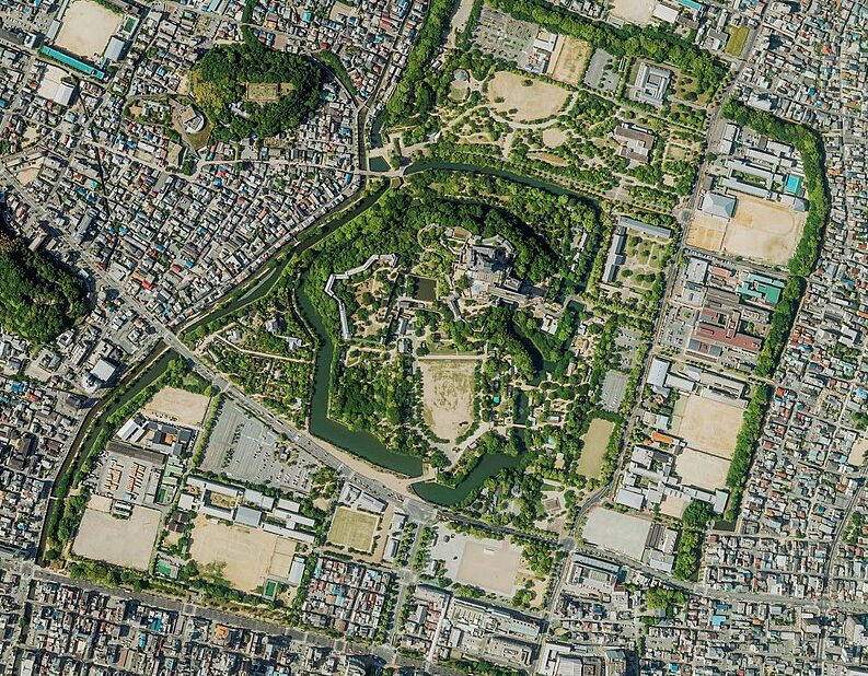 兵庫県姫路市にある姫路城周辺の航空写真。国土地理院の航空写真CKK20102-C12-68から、Naokijpが作成。