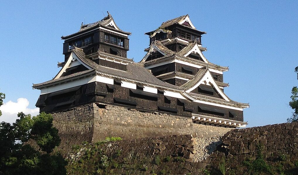 地震後の熊本城の様子。手前の平左衛門丸石垣や大小天守の屋根瓦の一部が崩落、鯱も失われている。