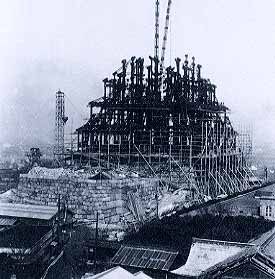 再建工事中の天守閣、1930年